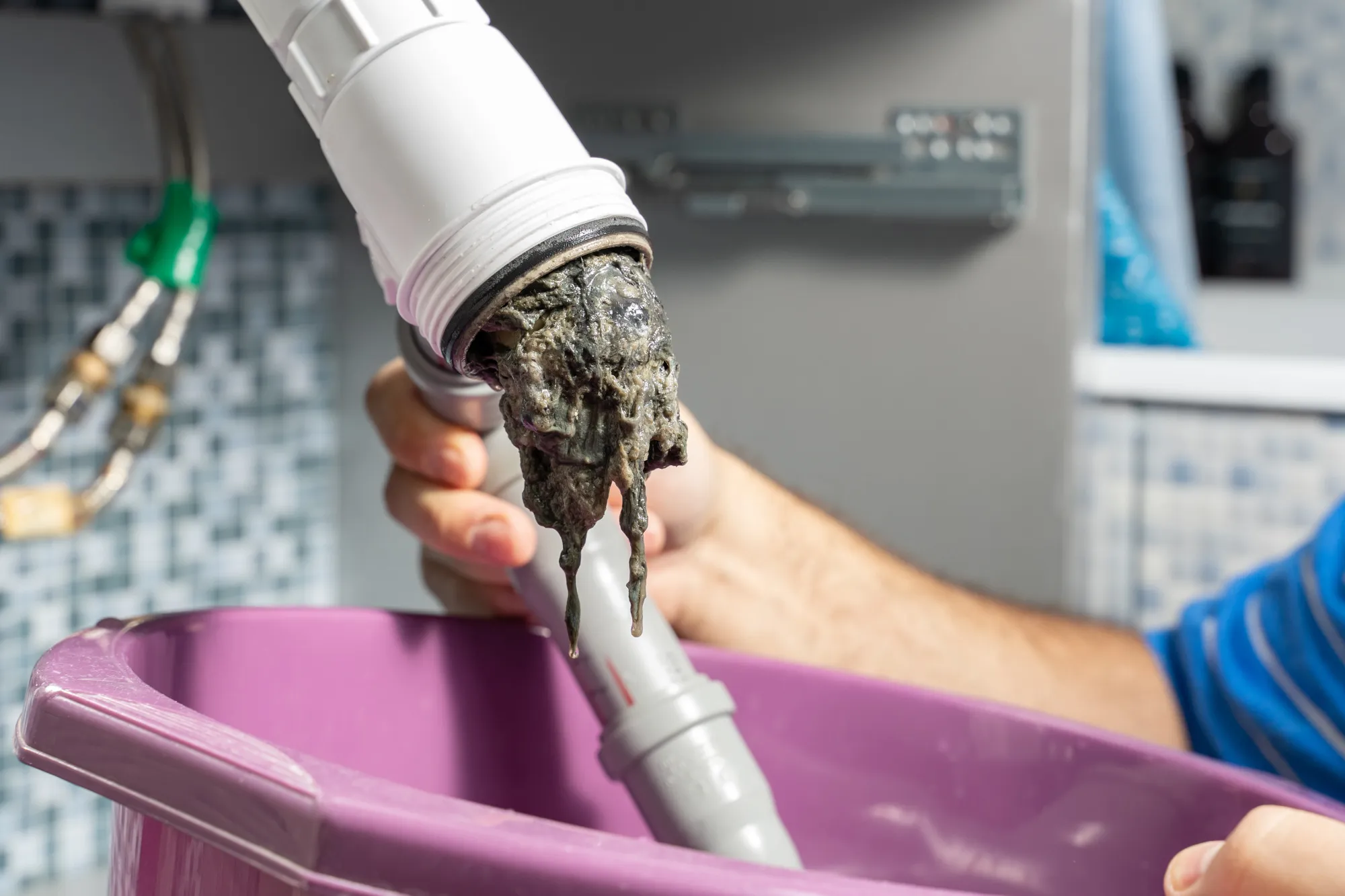 Toilette verstopft? Erfahren Sie, warum das Wasser nicht abläuft, welche Maßnahmen helfen und wann eine professionelle Rohrreinigung nötig ist.