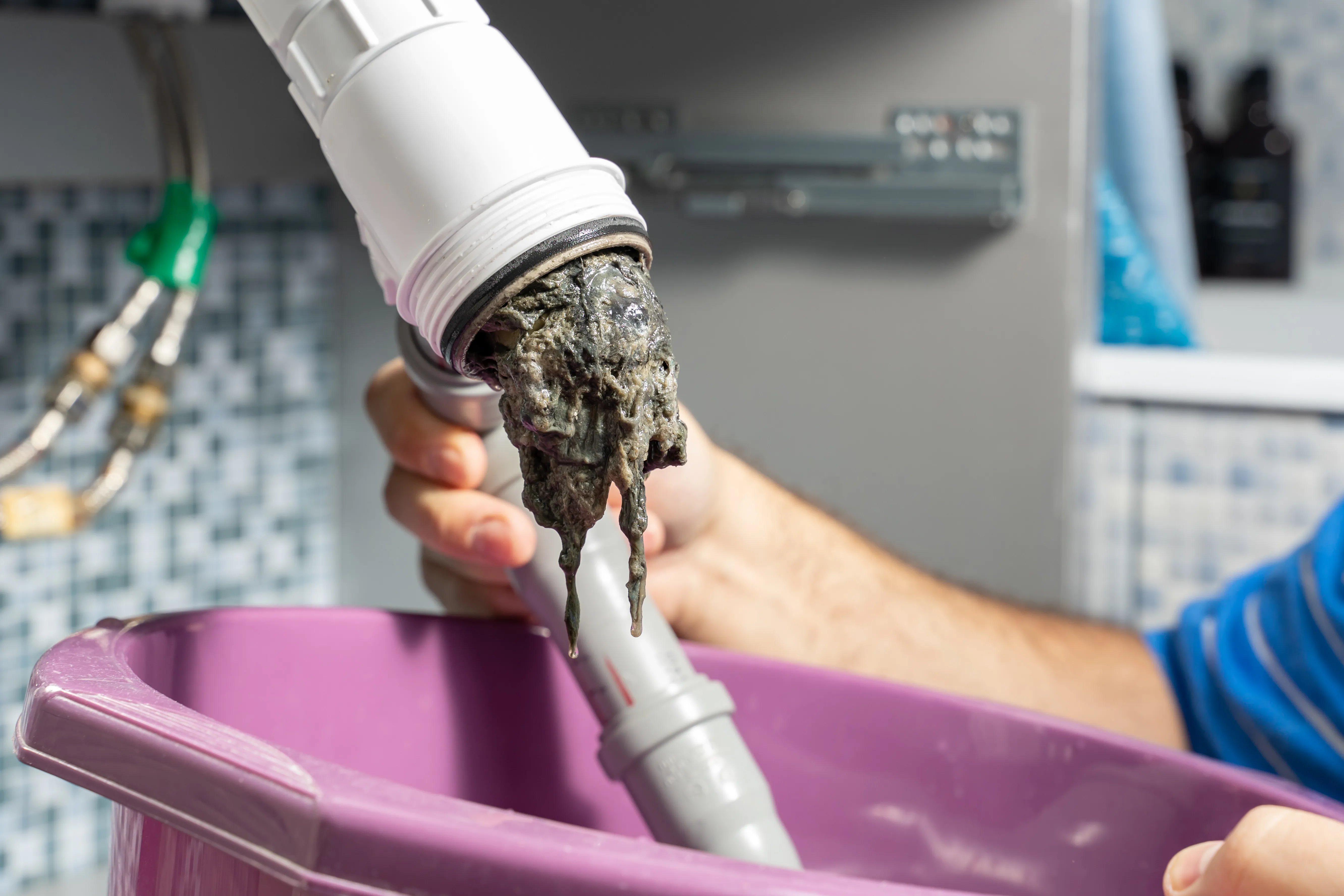 Siphon reinigen und Verstopfungen lösen: Schritt-für-Schritt-Anleitung zum Abschrauben, Säubern und Montieren.