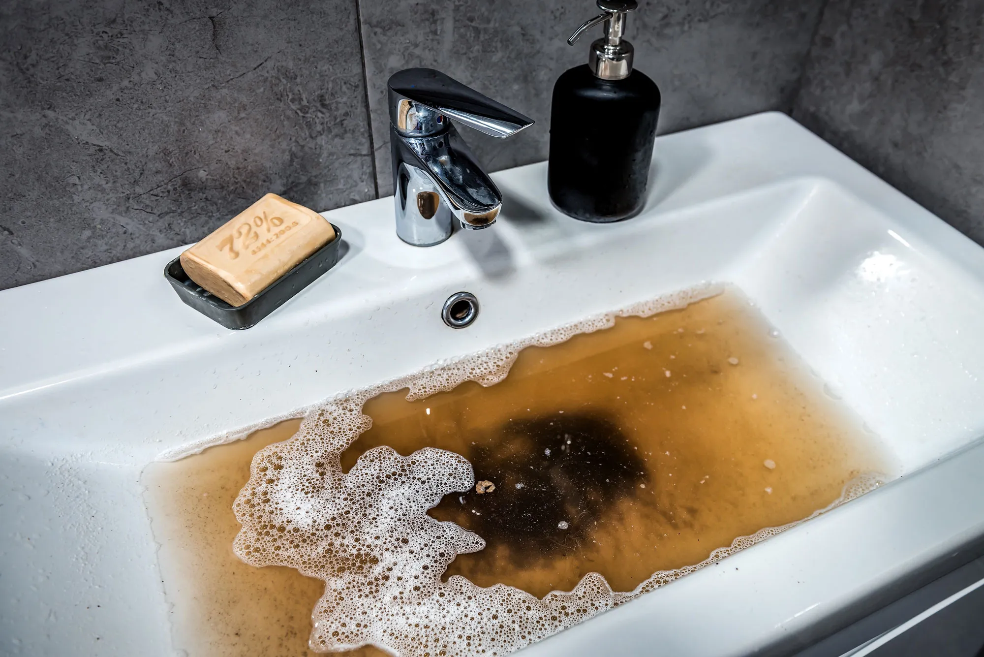 Rohrreinigung Augsburg - Waschbecken verstopft: Abfluss zeigt starke Verstopfung – Anleitung zum reinigen und richtig benutze von Hausmitteln